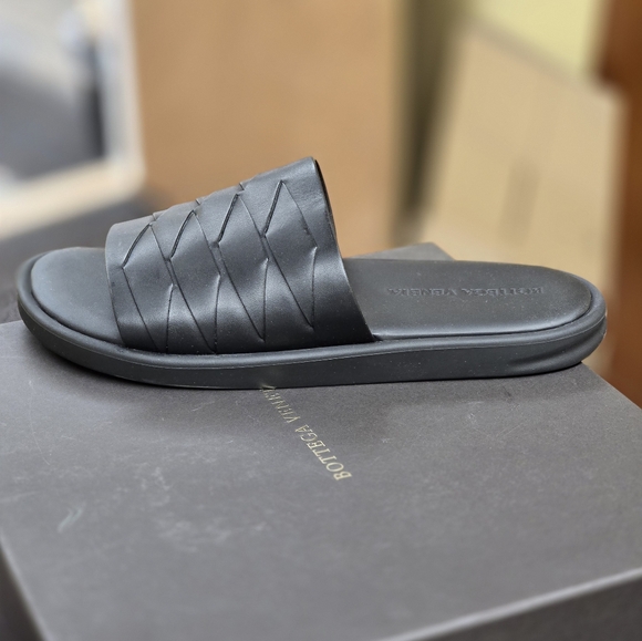 Bottega Veneta Black Leather Flip Flops - Picture 6 of 6